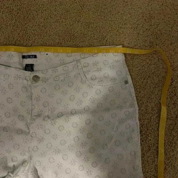 Roz & Ali White jeans with silver print detail size 22 - Picture 5 of 8